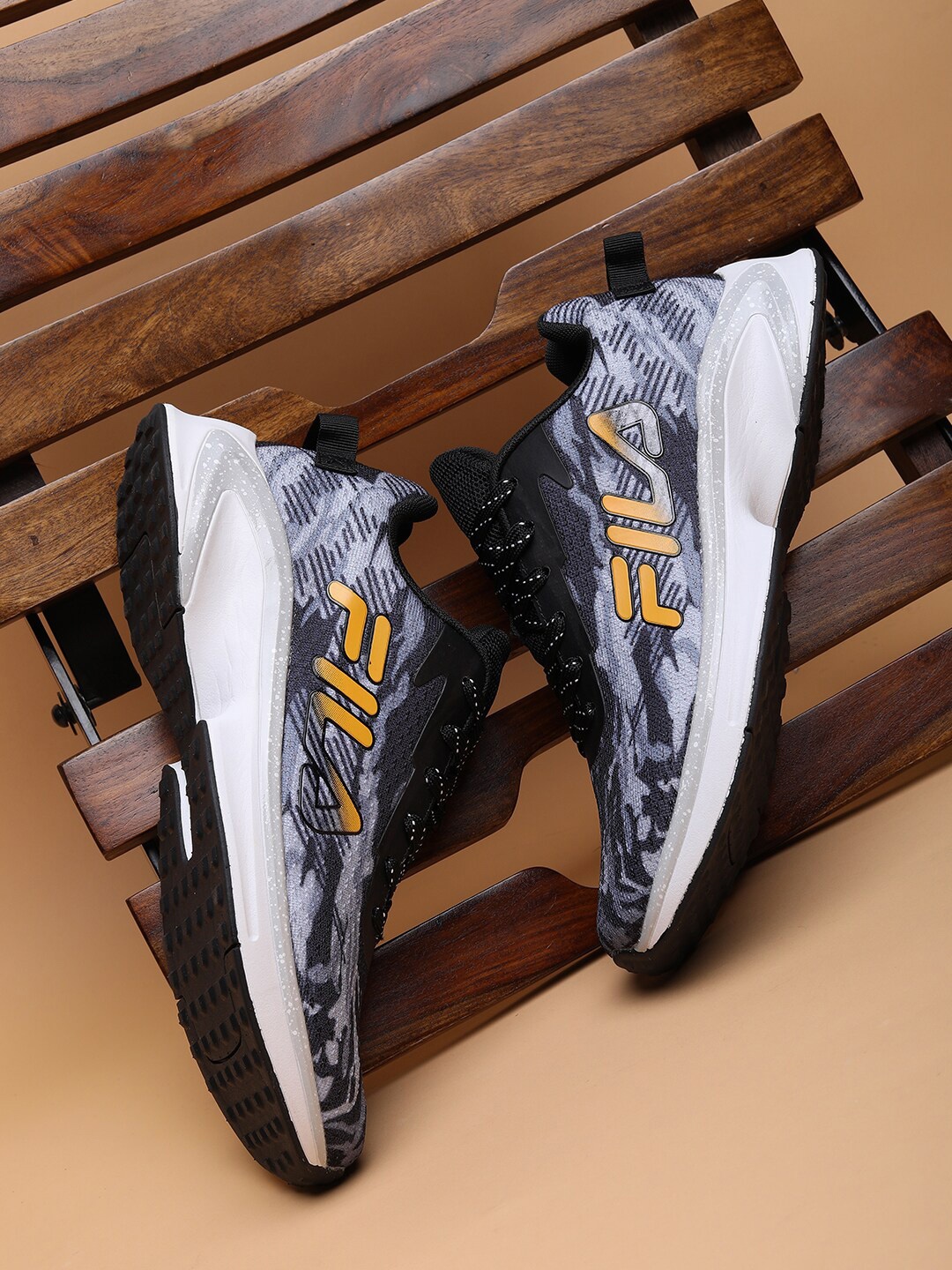 

FILA Men Black Running Grizzle Shoes