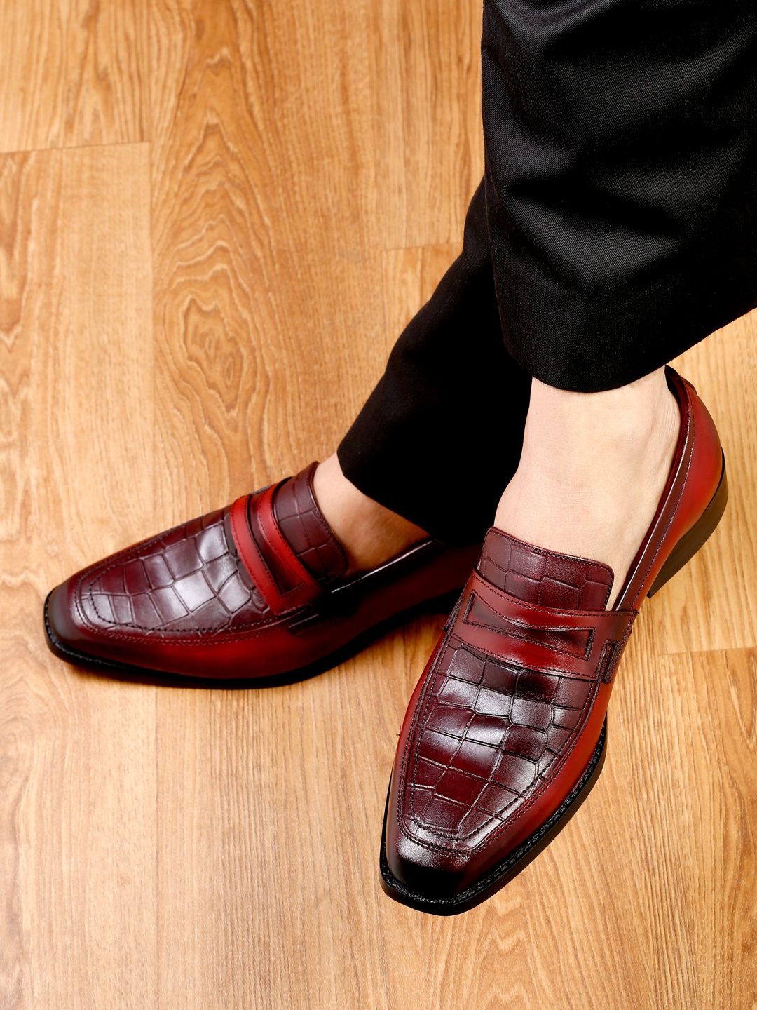 

LOUIS STITCH Men Red Textured Formal Loafers