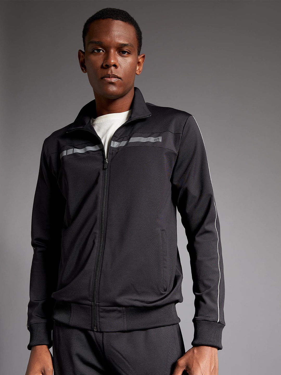 

DeFacto Men Black & Green Solid Front Open Sweater
