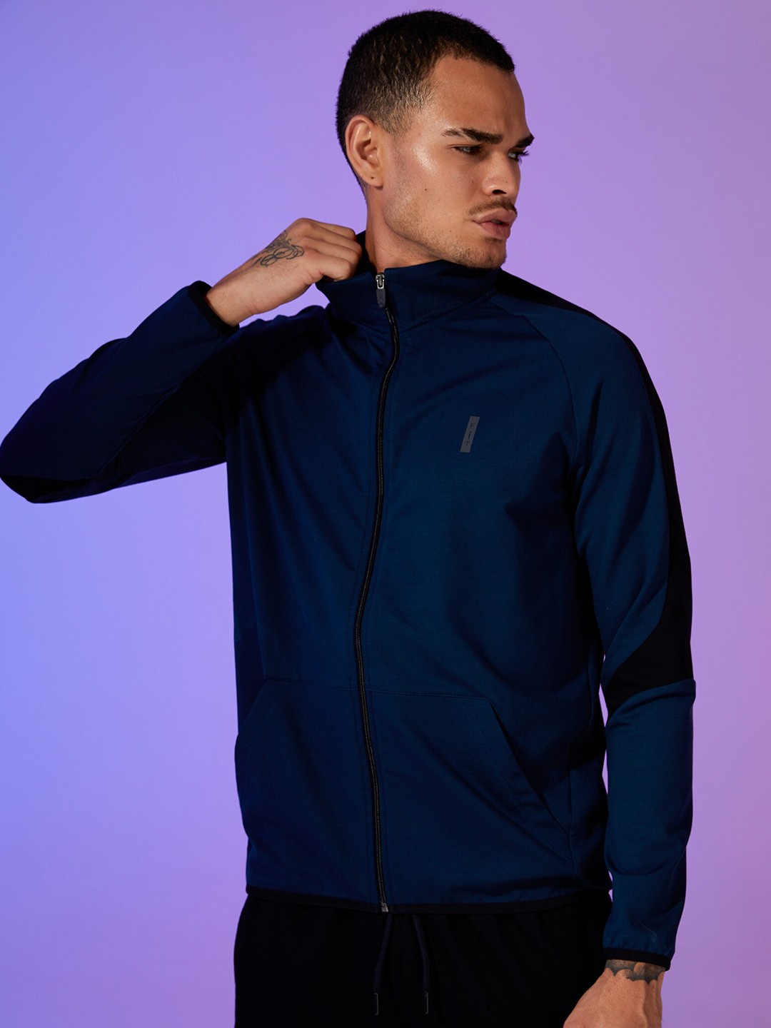 

DeFacto Men Navy Blue Cotton solid Sweater