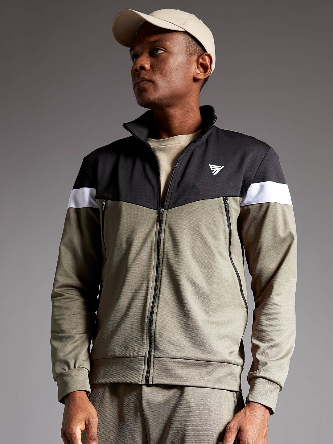 

DeFacto Men Khaki & Black Colourblocked Colourblocked