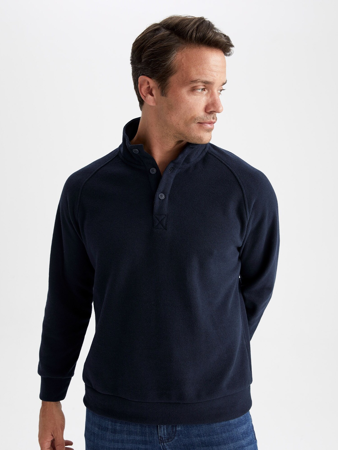 

DeFacto Men Navy Blue Solid Sweatshirt