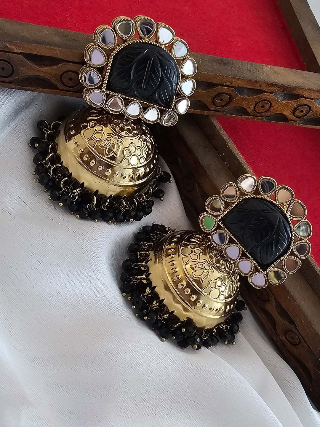 

Binnis Wardrobe Black & Gold-Plated Kundan Dome Shaped Jhumkas Earrings