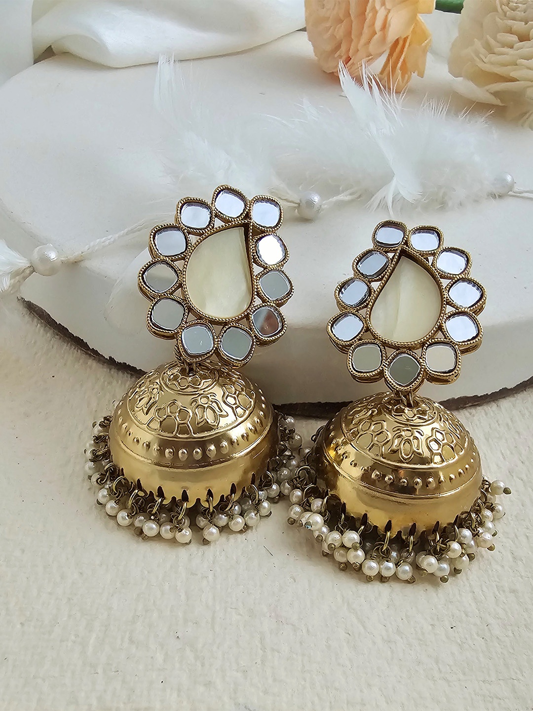 

Binnis Wardrobe White & Gold-Plated Kundan Dome Shaped Jhumkas Earrings