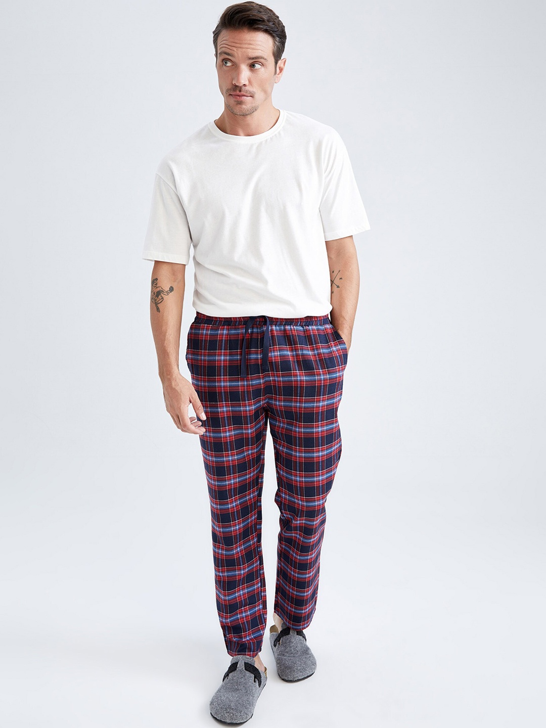 

DeFacto Men Checked Casual Trousers, Navy blue