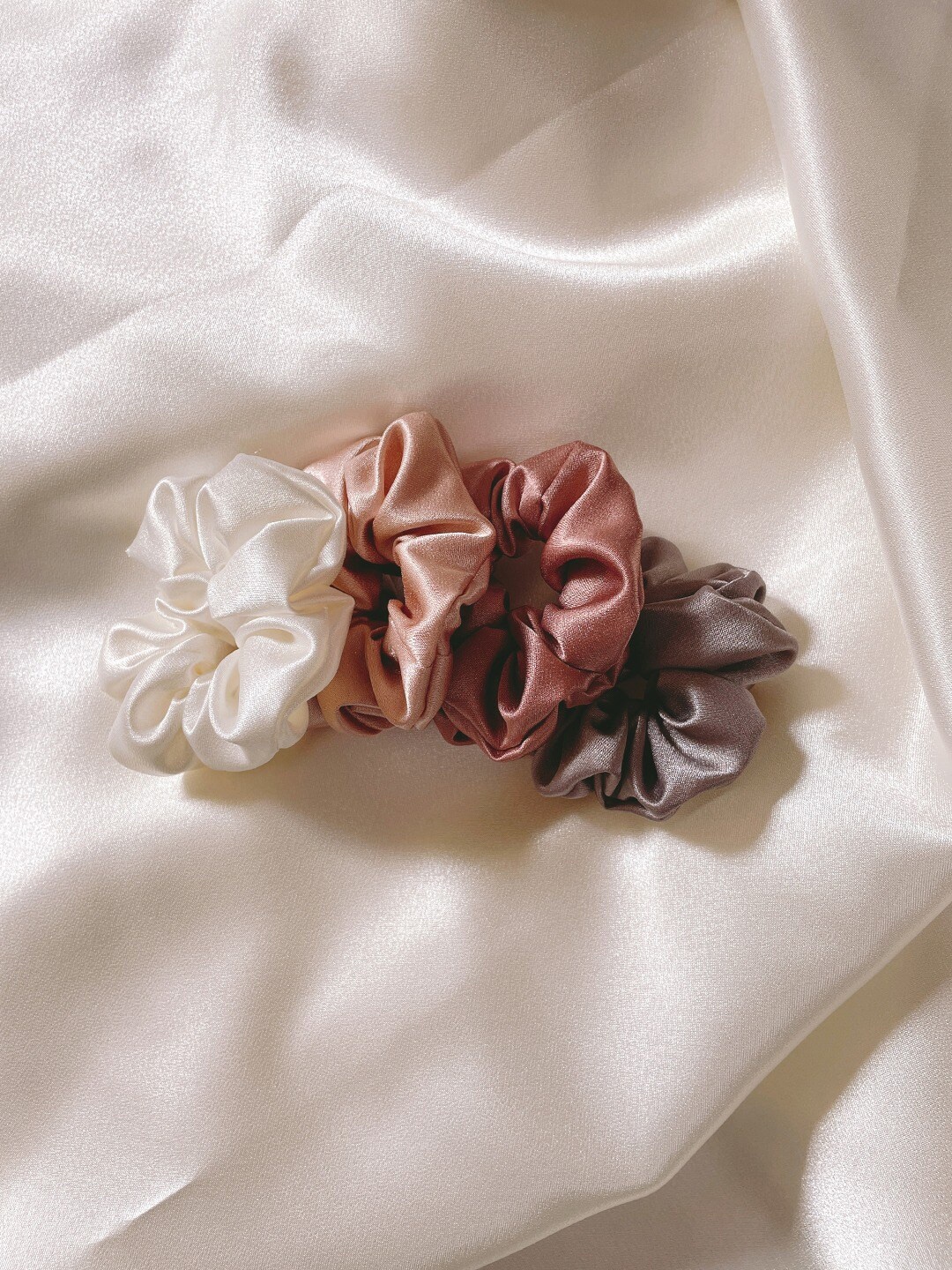 

Mueras Women White & Rust Set of 4 Satin Scrunchies