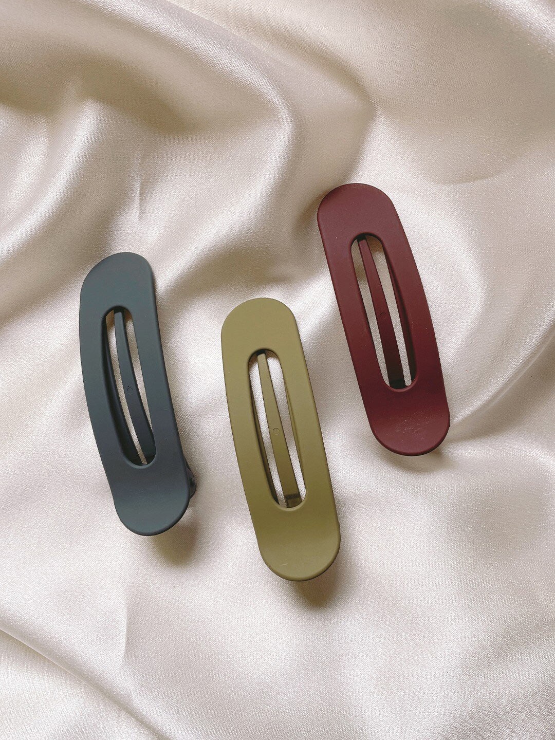 

Mueras Women Grey & Beige Set of 3 French Barrette