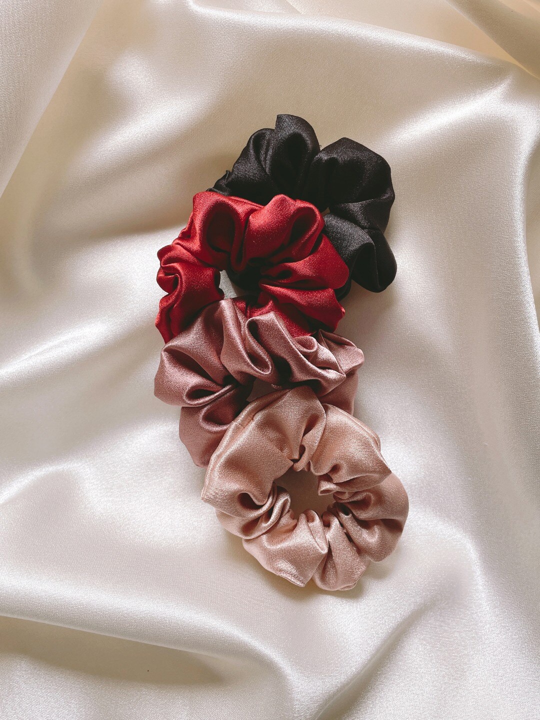 

Mueras Women Pink & Black Set of 4 Satin Scrunchies