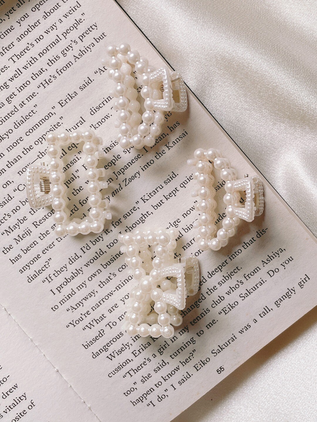 

Mueras Women White Set of 4 Beaded Claw Clip