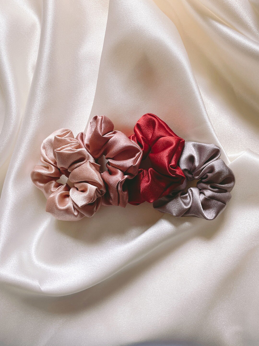 

Mueras Women Set of 4 Satin Scrunchies, Pink
