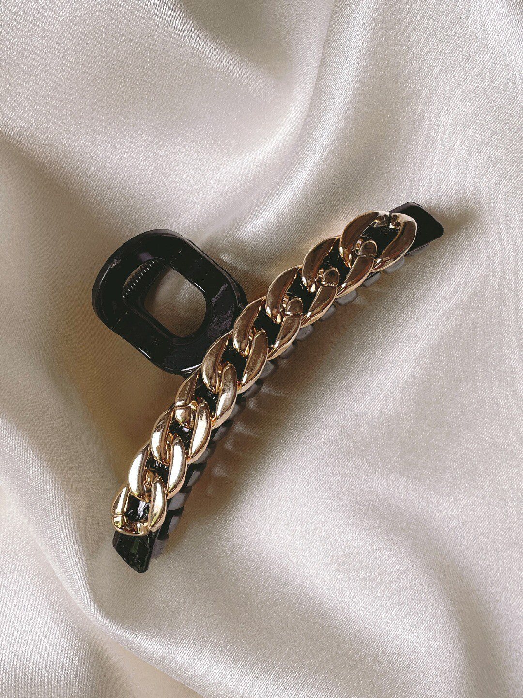 

Mueras Women Black & Gold Toned Chain Hair Claw Clip