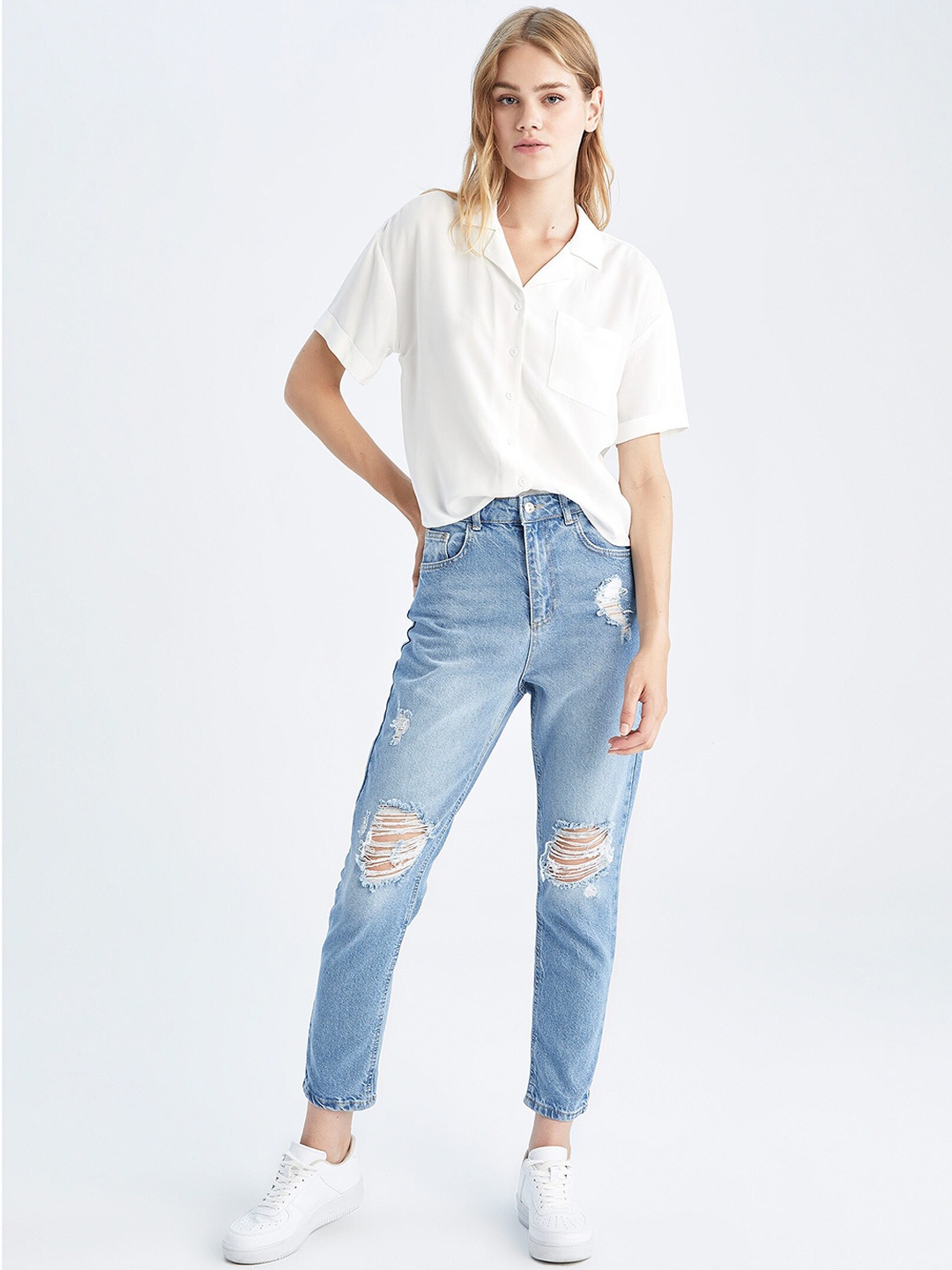 

DeFacto Women Blue Cotton Slim Fit Highly Distressed Heavy Fade Stretchable Jeans