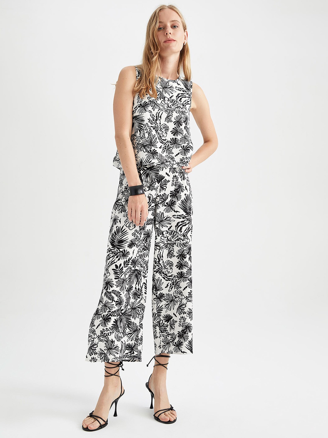 

DeFacto Women White Floral Printed Trousers