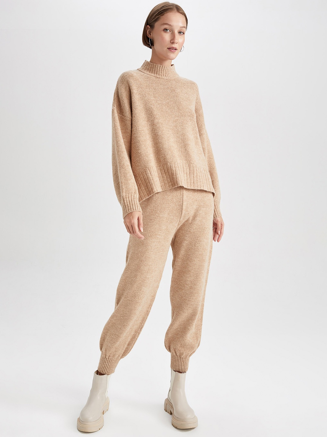 

DeFacto Women Beige Solid Joggers Trousers