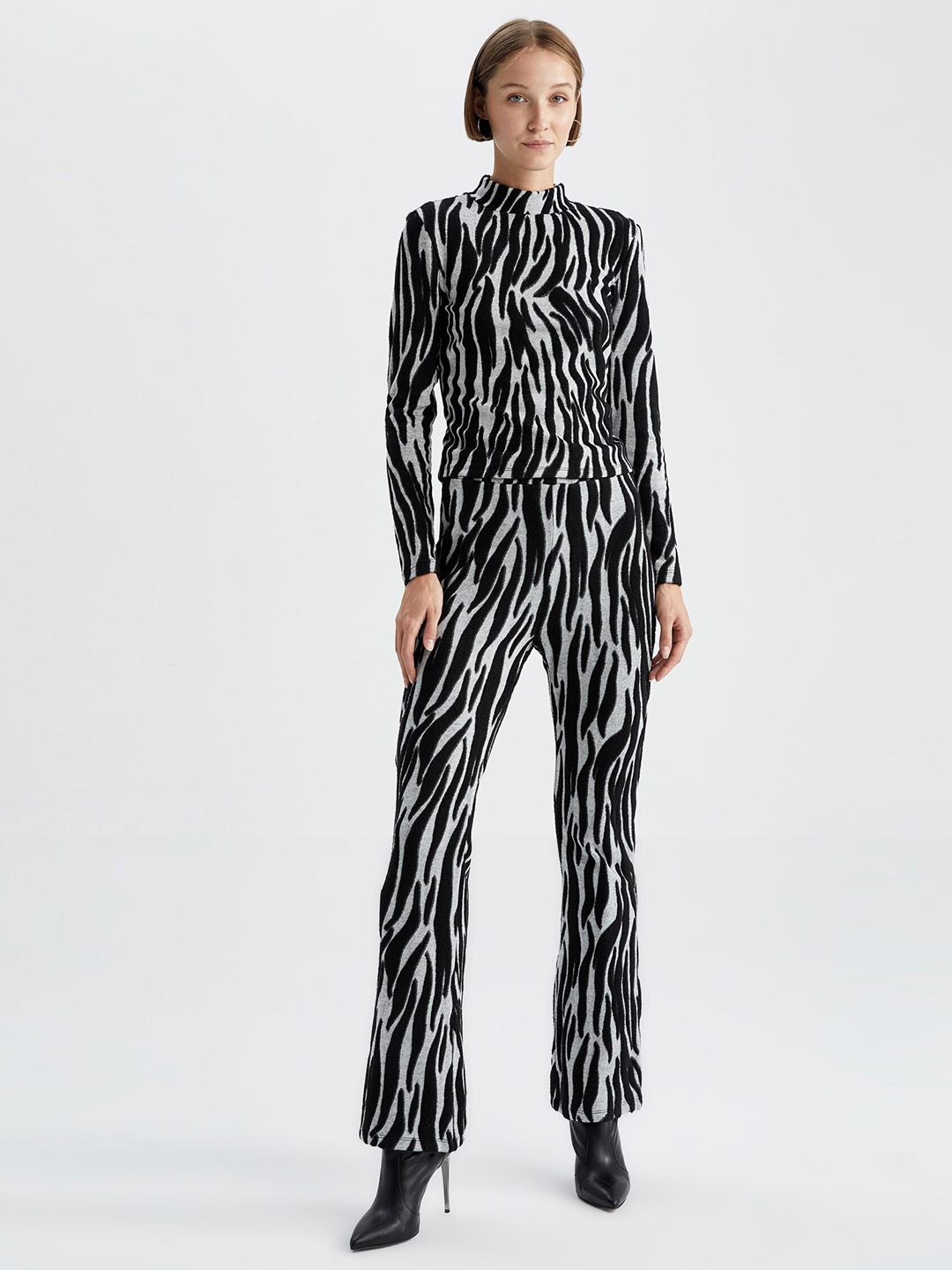 

DeFacto Women Animal Printed Casual Trousers, Black
