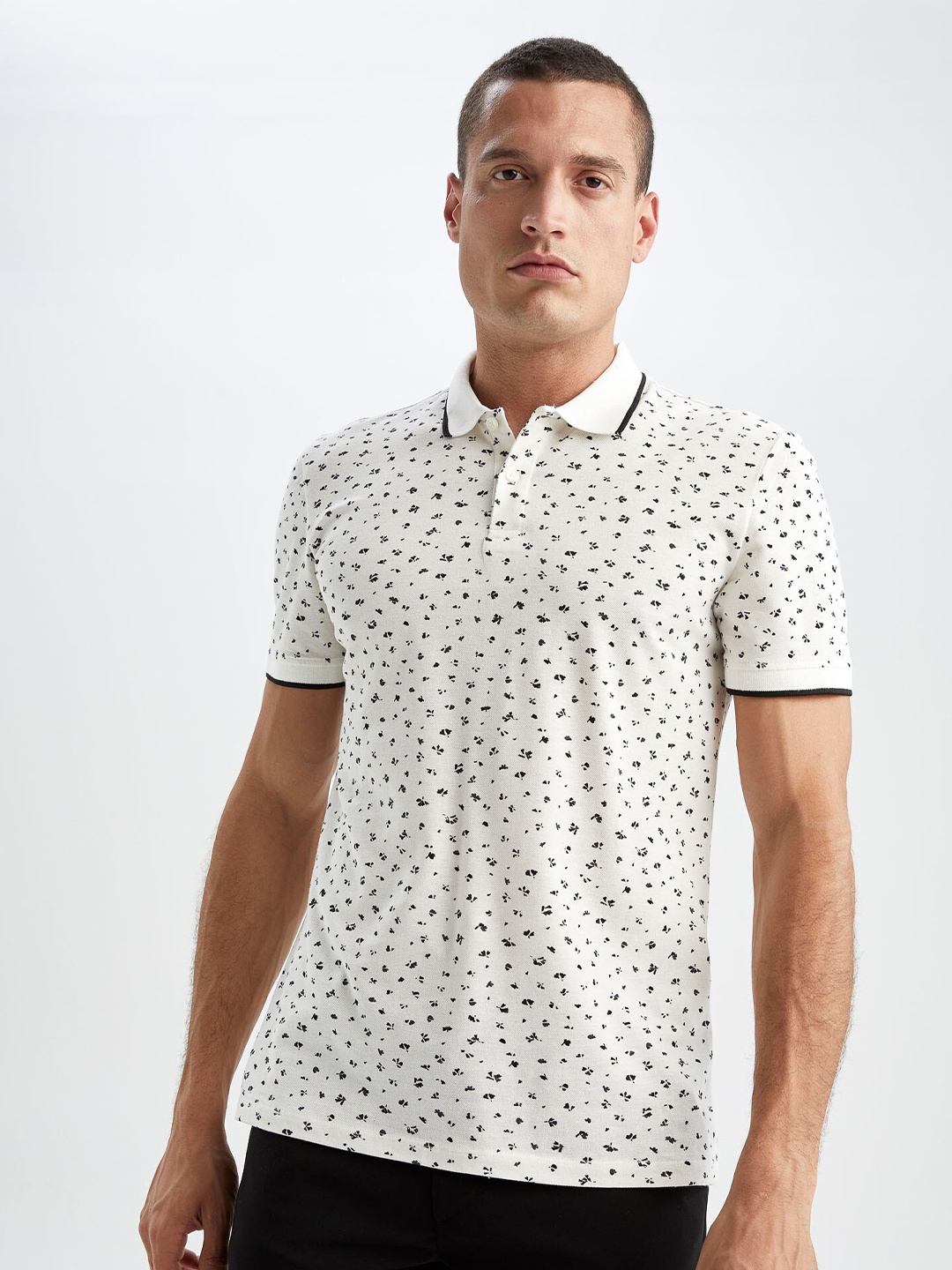 

DeFacto Men Off White Printed Polo Collar Pure Cotton T-shirt