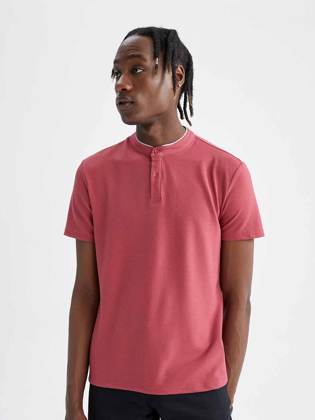 

DeFacto Men Peach Solid Henley Neck T-shirt