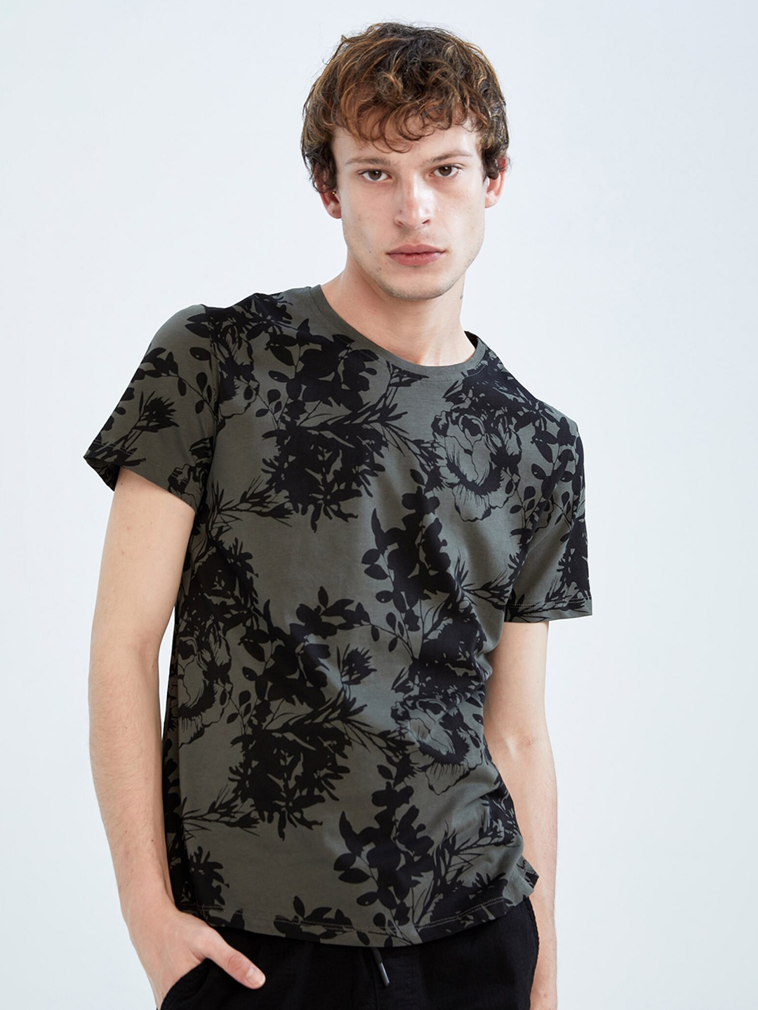 

DeFacto Men Grey Melange & Black Abstract Printed Pure Cotton T-shirt