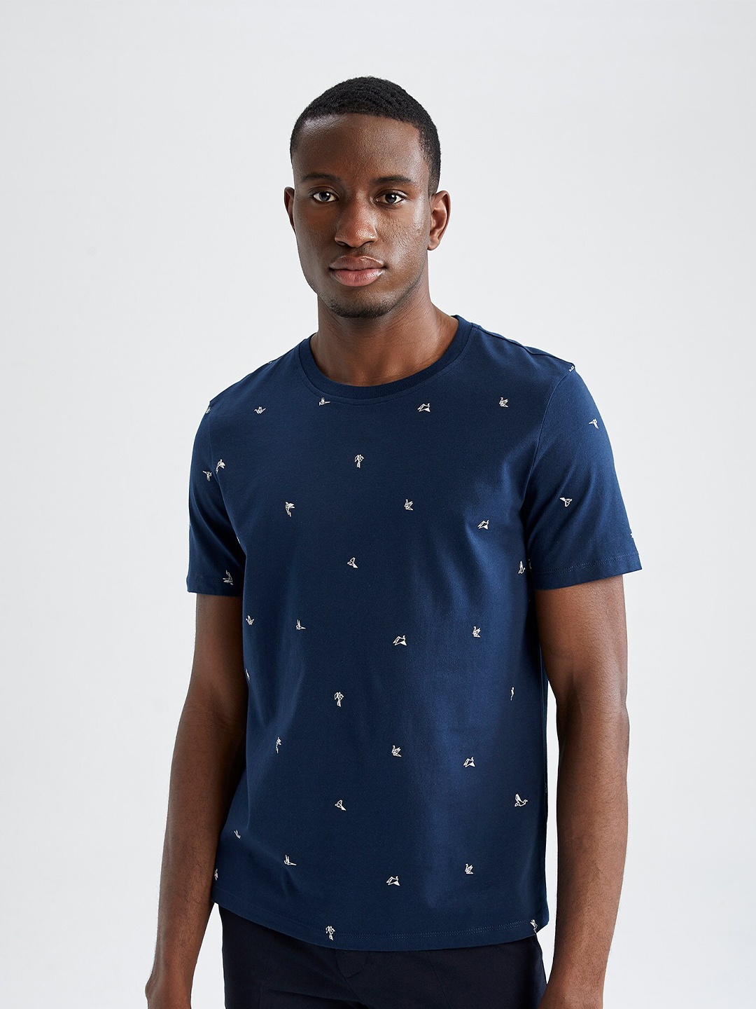 

DeFacto Men Navy Blue Conversational Printed Pure Cotton T-shirt