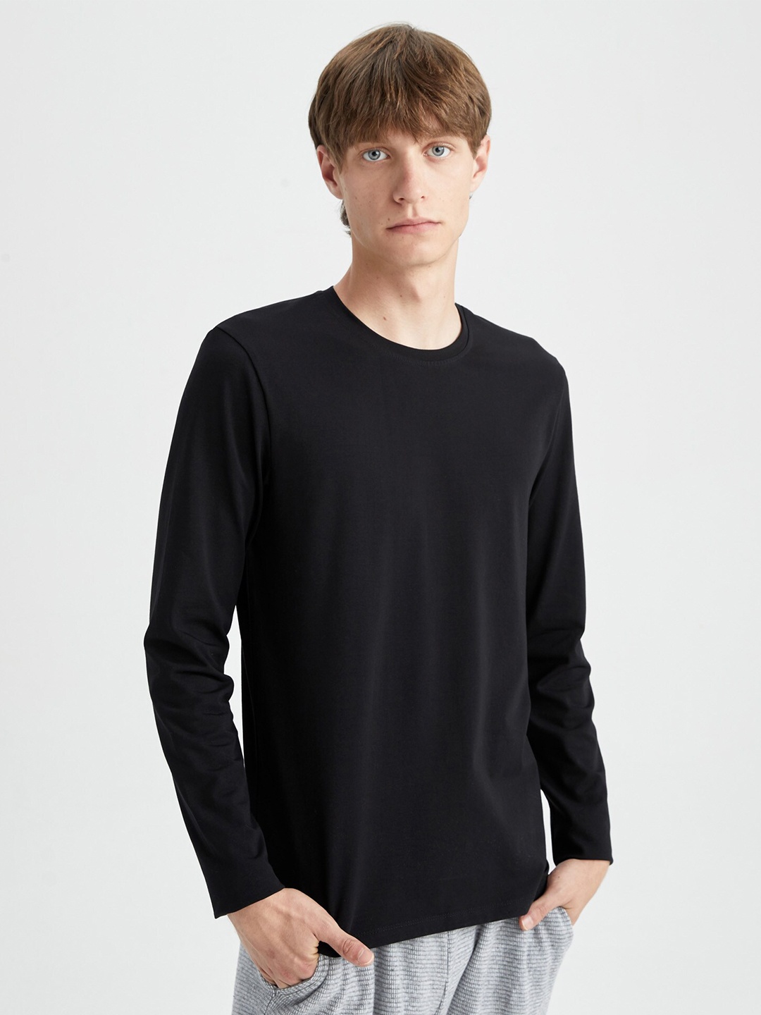 

DeFacto Men Black Solid Long Sleeves T-shirt