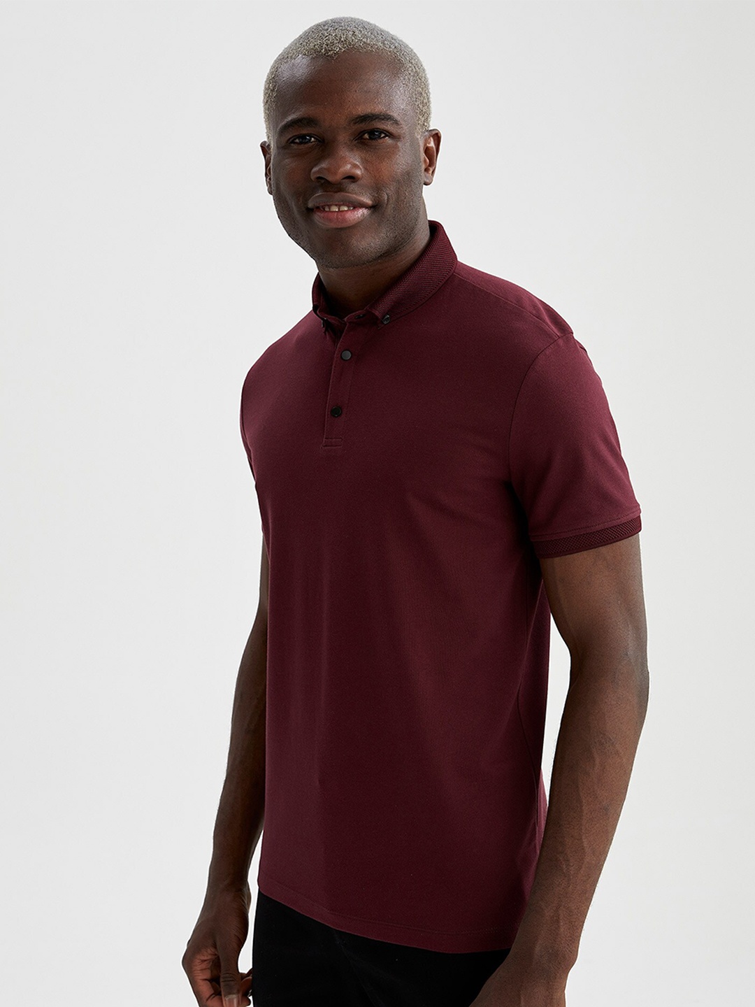 

DeFacto Men Maroon Solid Polo Collar T-shirt