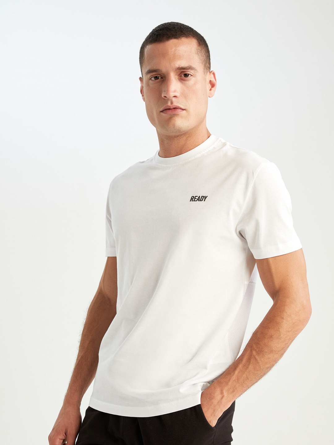 

DeFacto Men White Solid Short Sleeves Pure Cotton T-shirt