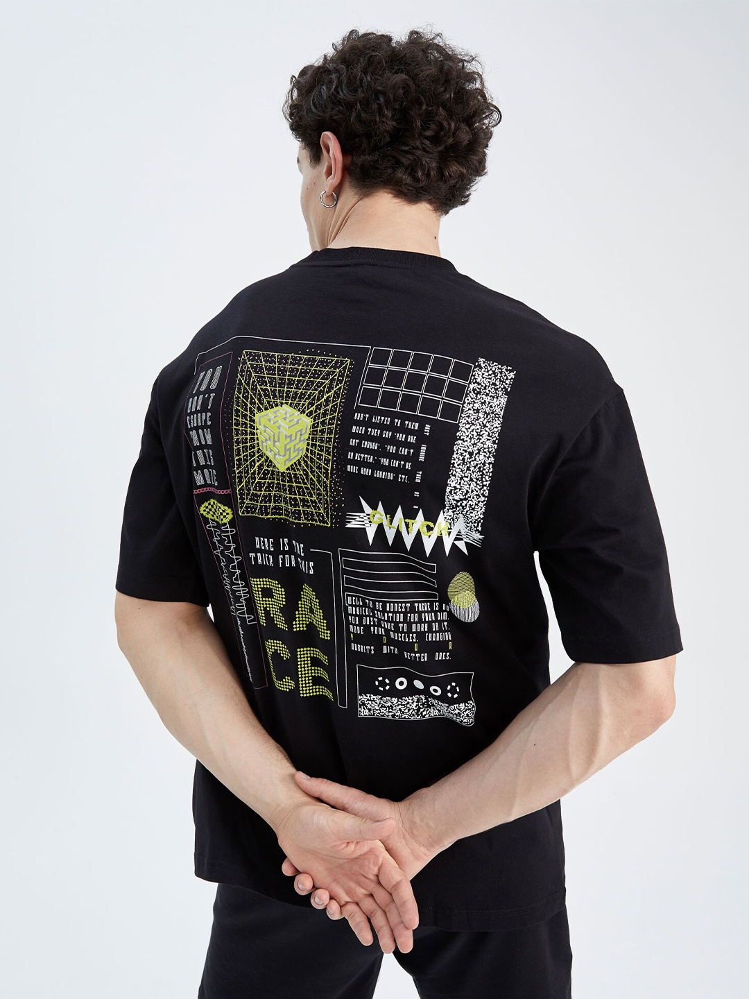

DeFacto Men Black Typography Printed Drop-Shoulder Sleeves Pure Cotton T-shirt
