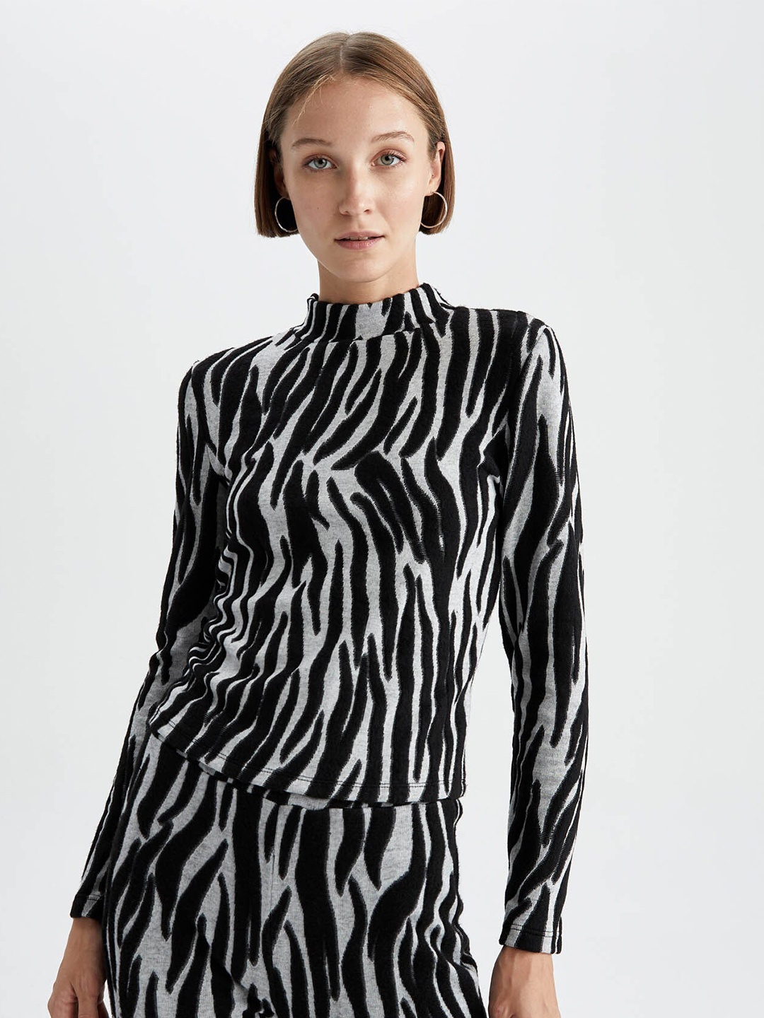 

DeFacto Women Black & Grey Animal Print Self Design Long Sleeves Crop Top