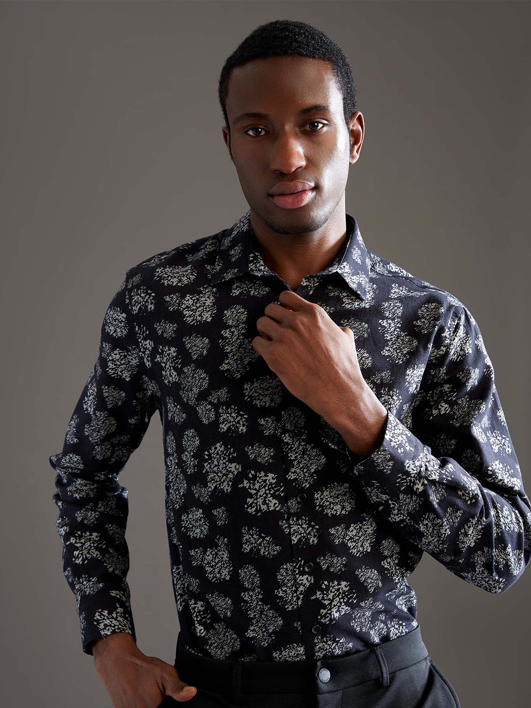 

DeFacto Men Black Floral Printed Cotton Casual Shirt