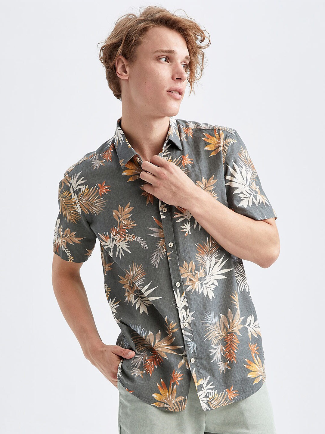 

DeFacto Men Grey Cotton Floral Printed Casual Shirt