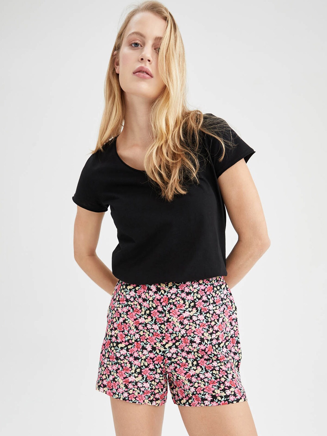 

DeFacto Floral Printed Sports Shorts, Black