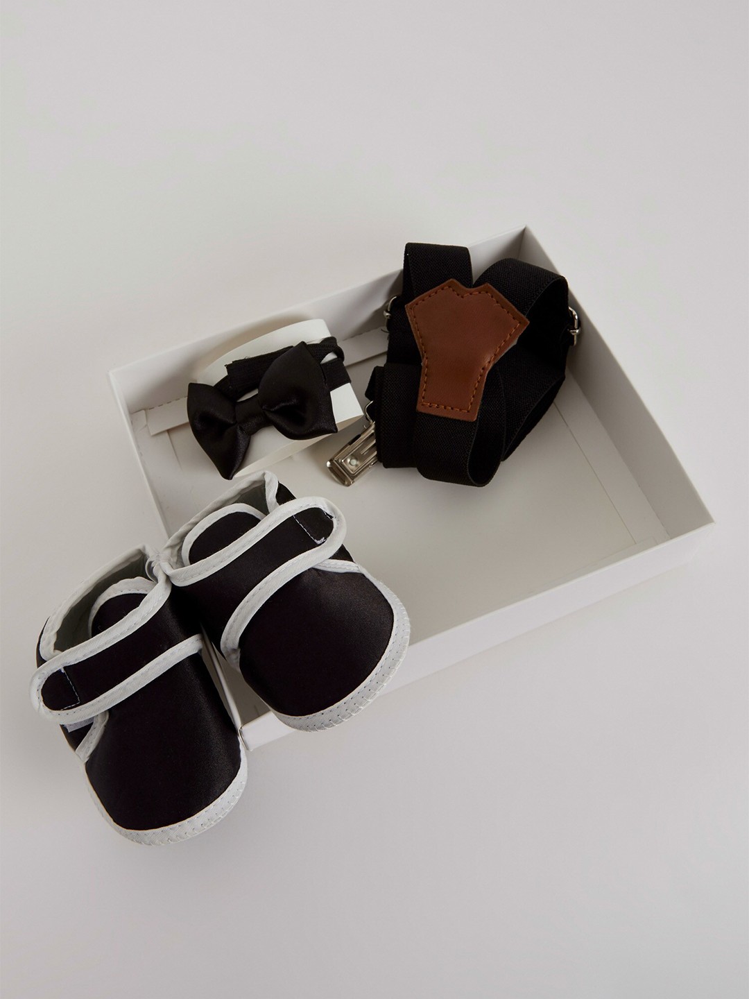 

DeFacto Boys Navy Blue Solid Accessory Gift Set