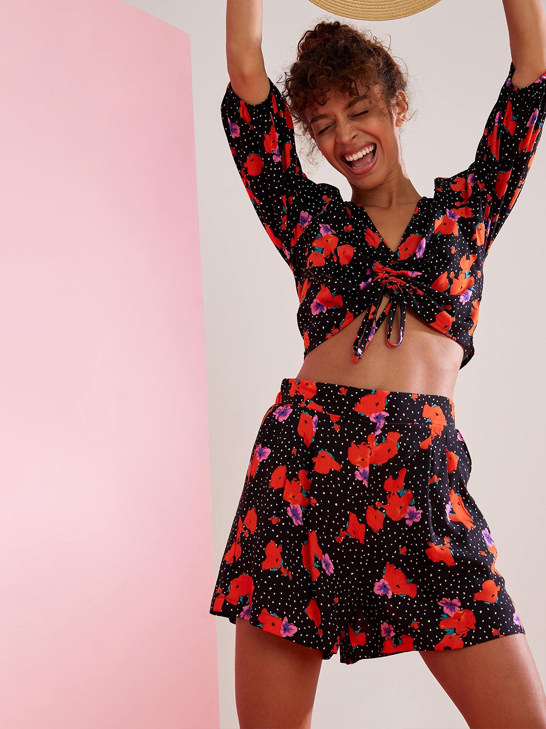 

DeFacto Black & Red Floral Print Styled Back Crop Top