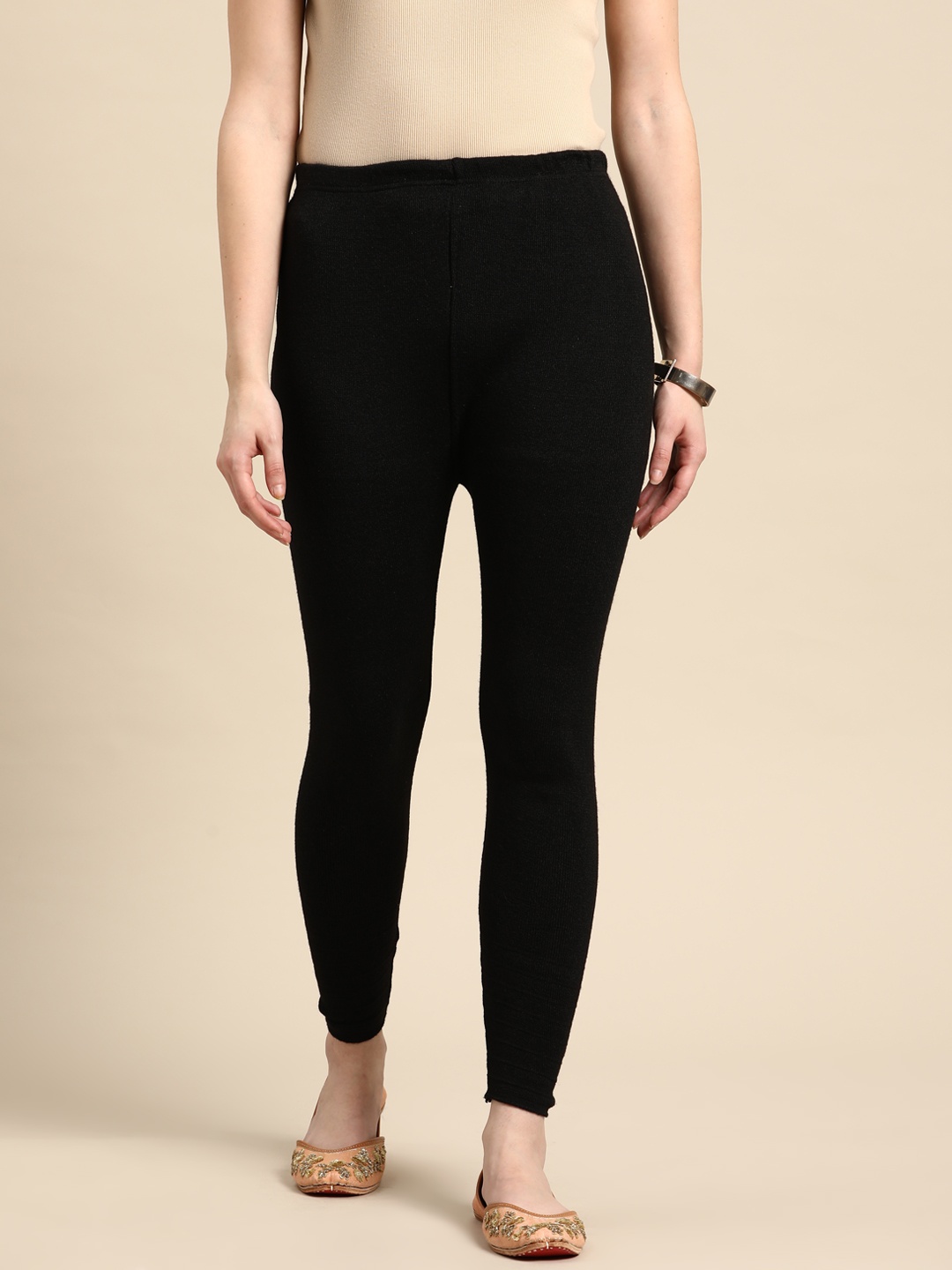 

Saadgi Women Black Solid Woollen Knitted Crochet Leggings
