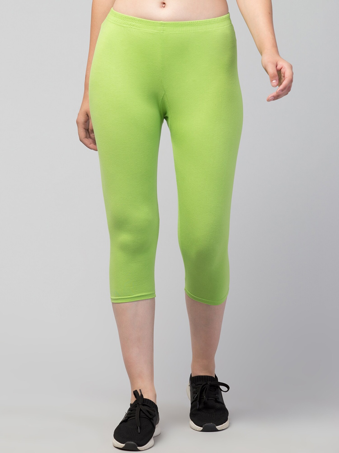 

Apraa & Parma Women Green Skinny Fit Slip On Capris