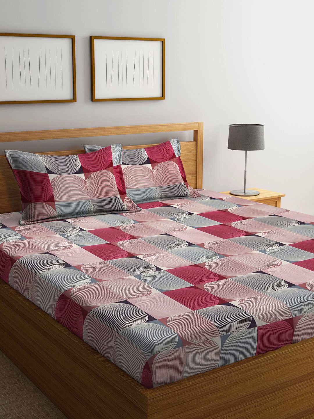 

KLOTTHE Pink & White Geometric 300 TC King Bedsheet with 2 Pillow Covers