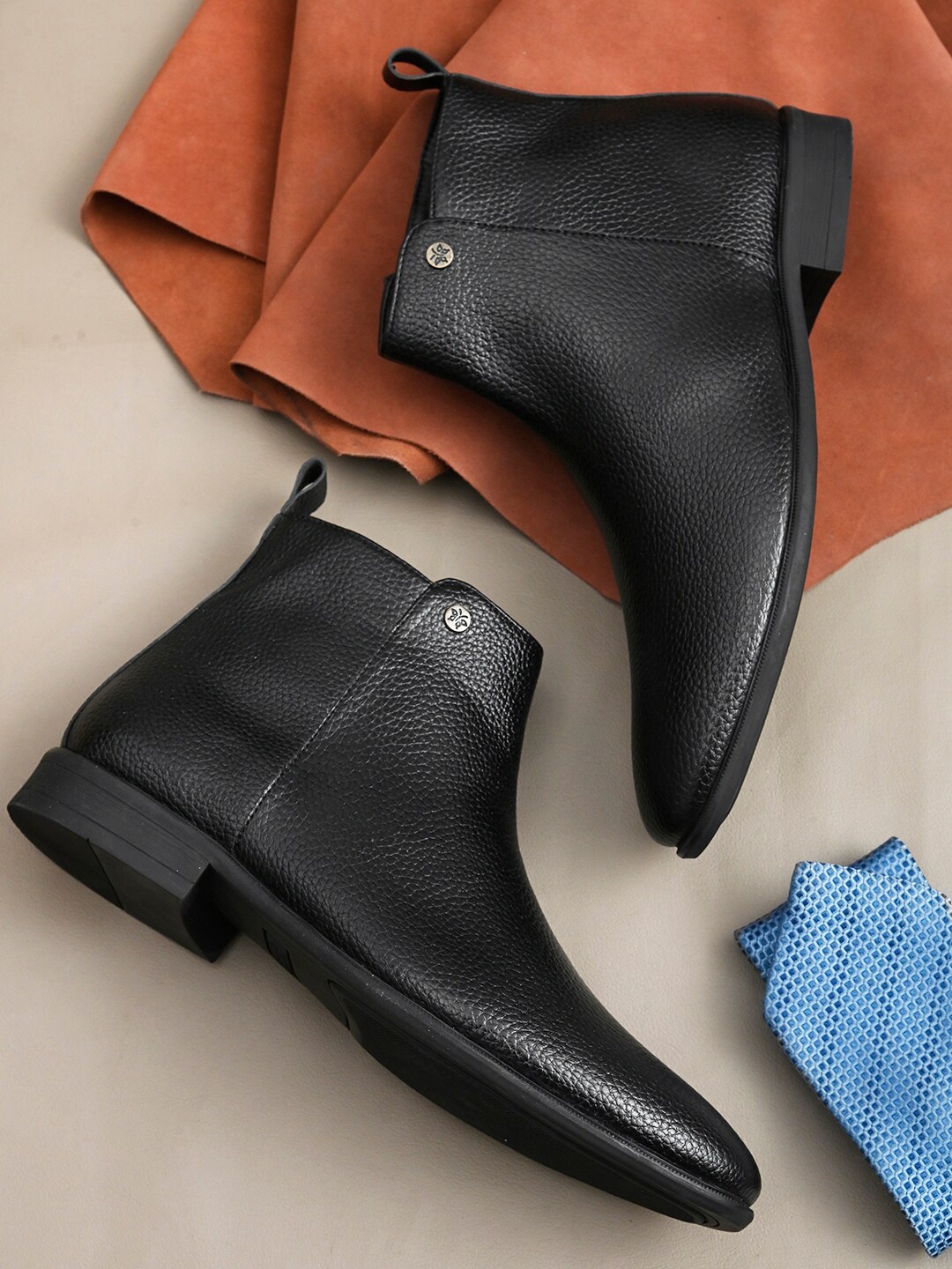 

INVICTUS Men Black Textured Chelsea Boots