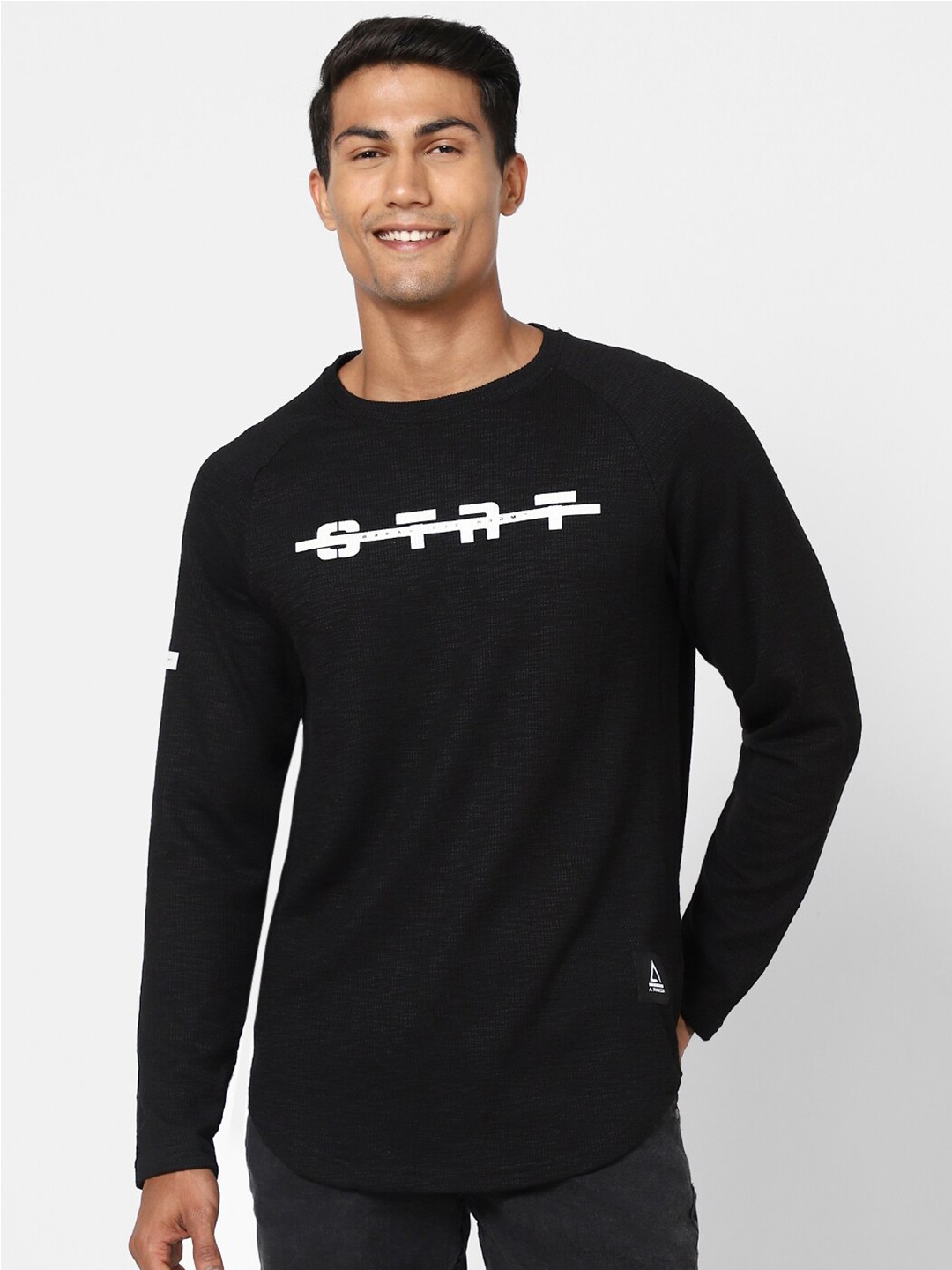 

Street Armor by Pantaloons Men Black Typography Printed Applique T-shirt