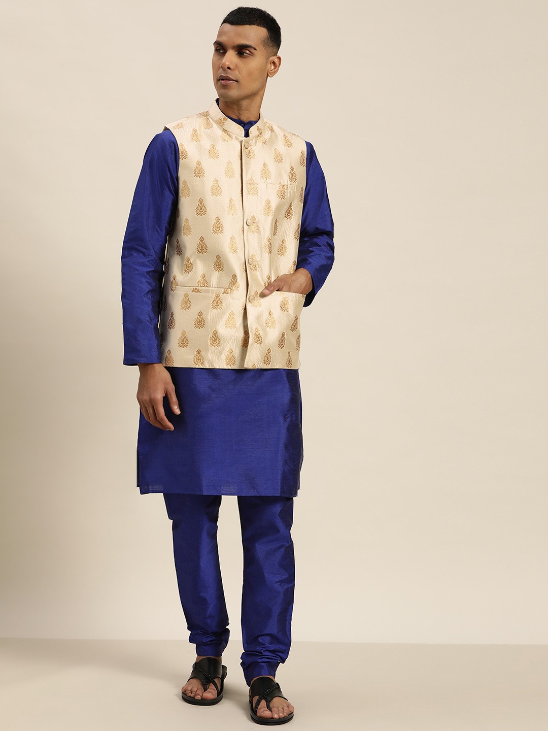

SOJANYA Men Blue Kurta with Churidar