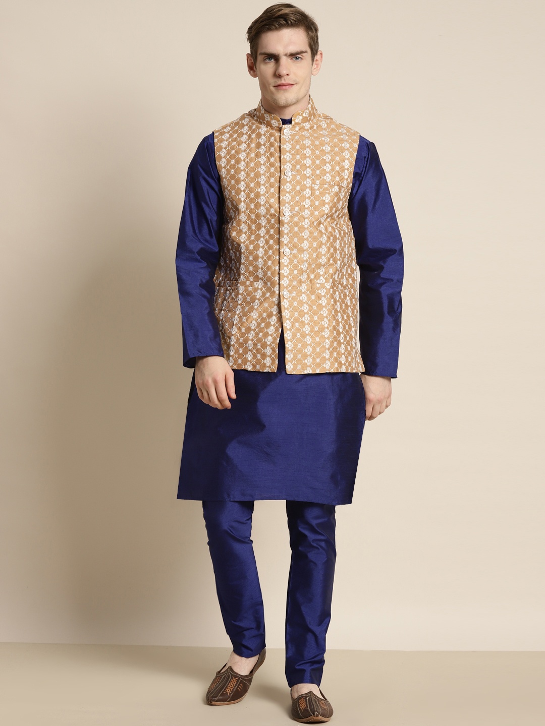 

SOJANYA Men Blue Ethnic Motifs Embroidered Kurta with Churidar