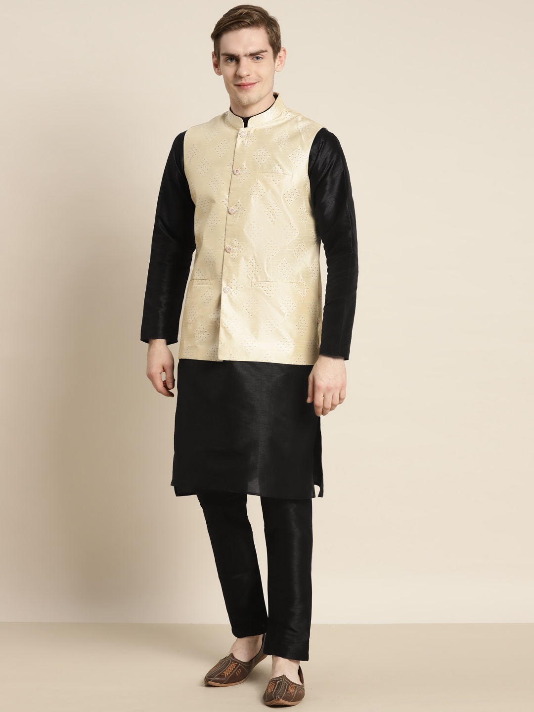 

SOJANYA Men Solid Kurta with Churidar, Black