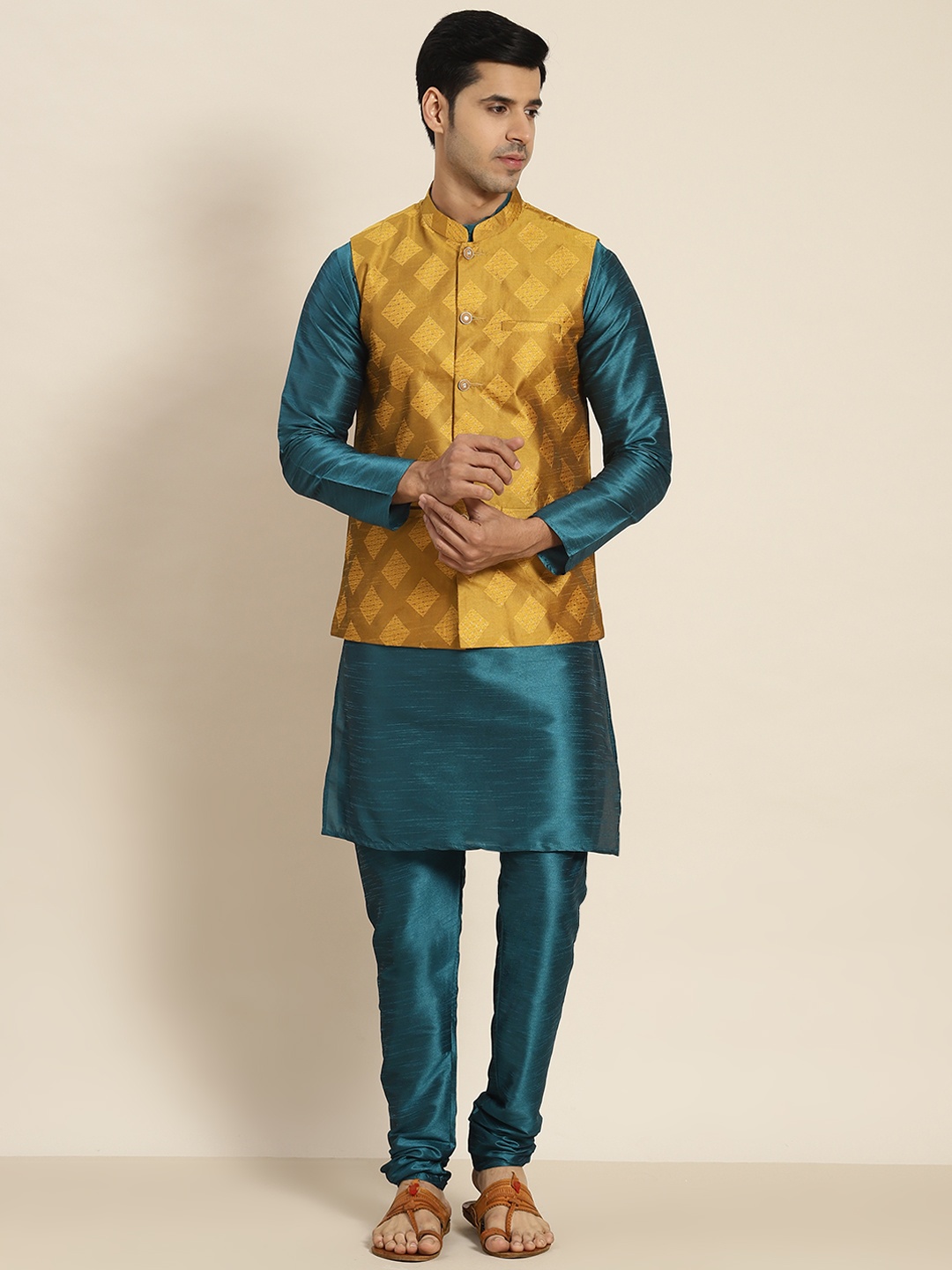 

SOJANYA Men Green Kurta with Churidar with Nehru Jacket