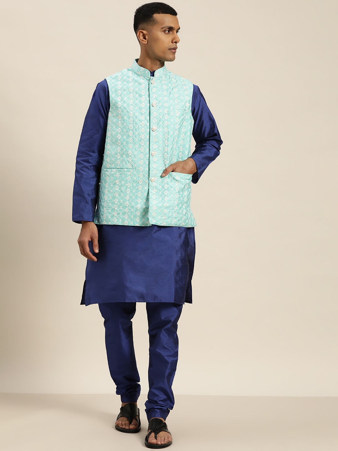 

SOJANYA Men Blue Ethnic Motifs Embroidered Thread Work Kurta with Churidar