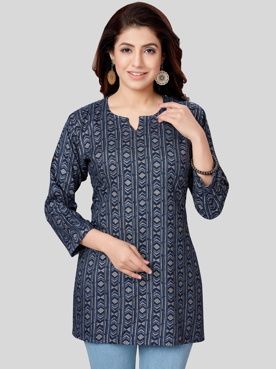 

Saree Swarg Navy Blue & Gold-Toned Geometric Printed Kurti