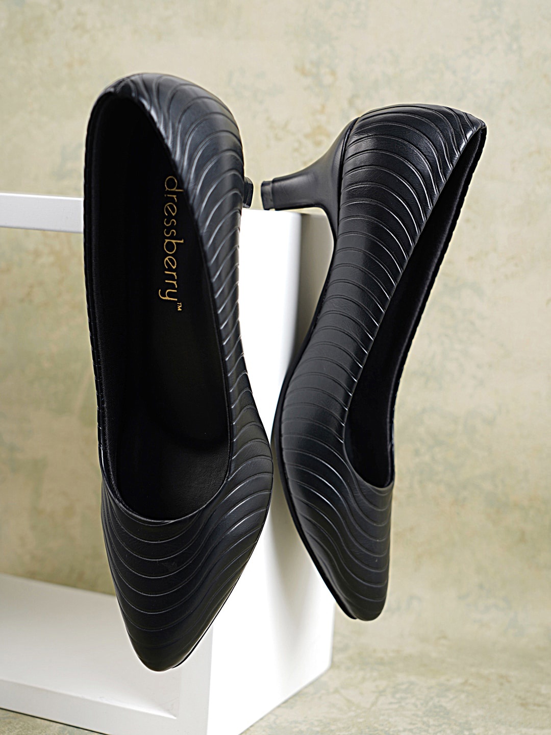 

DressBerry Black PU Kitten Pumps