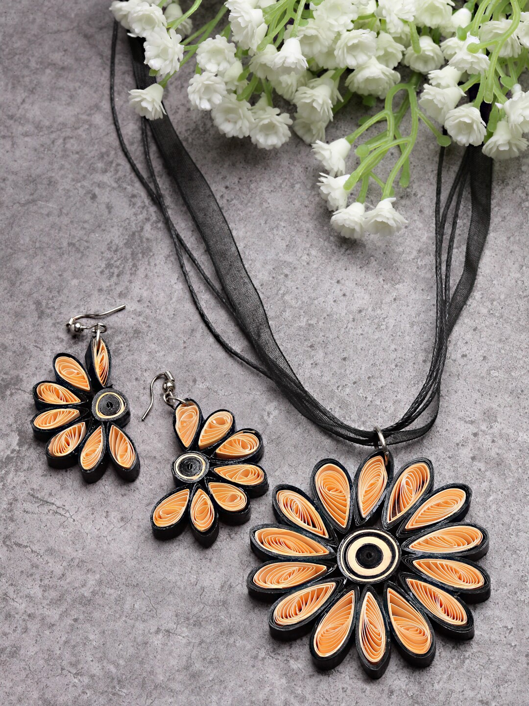 

Anekaant Women Beige & Black Floral Paper Quilling Jewellery Set