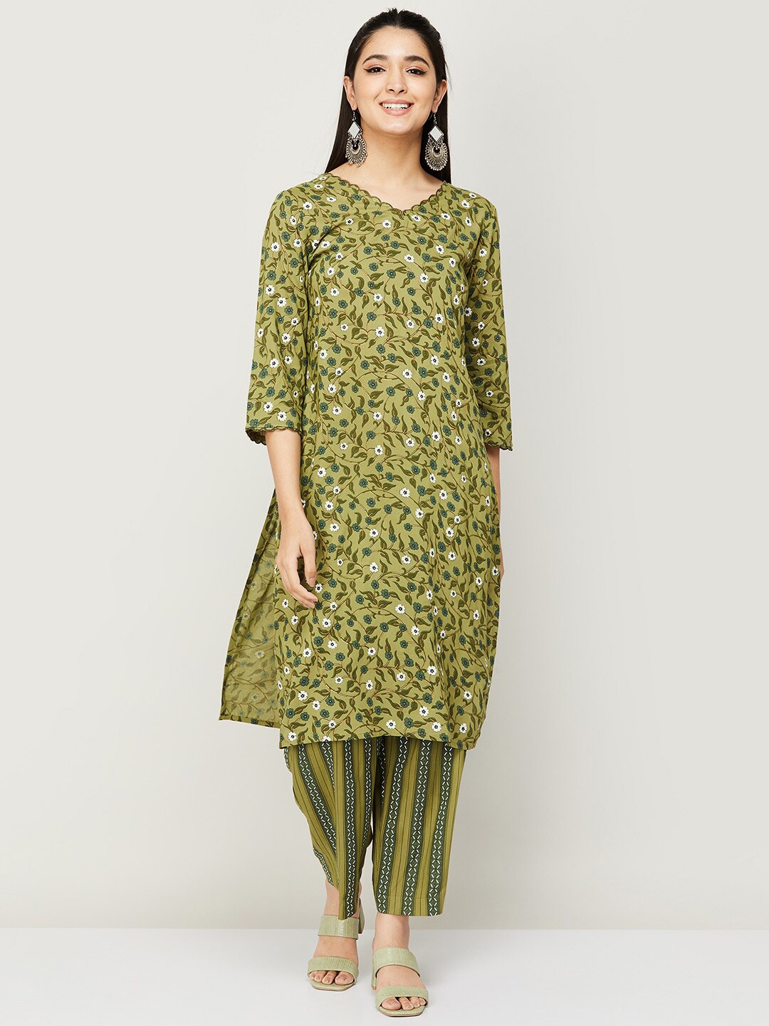 

Melange by Lifestyle Women Floral Printed Kurta with Trousers, Green