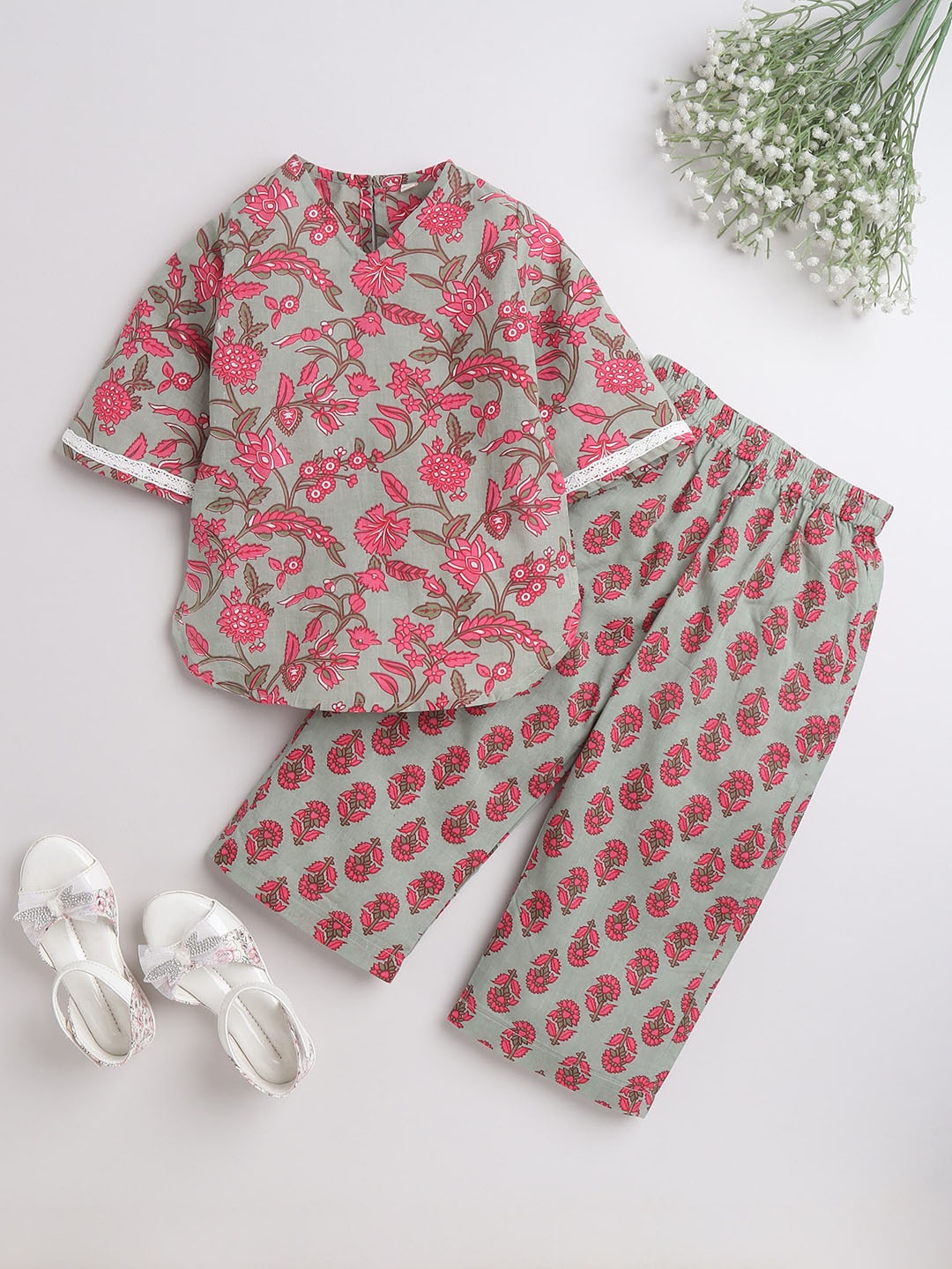 

The Magic Wand Girls Grey & Pink Printed Night suit