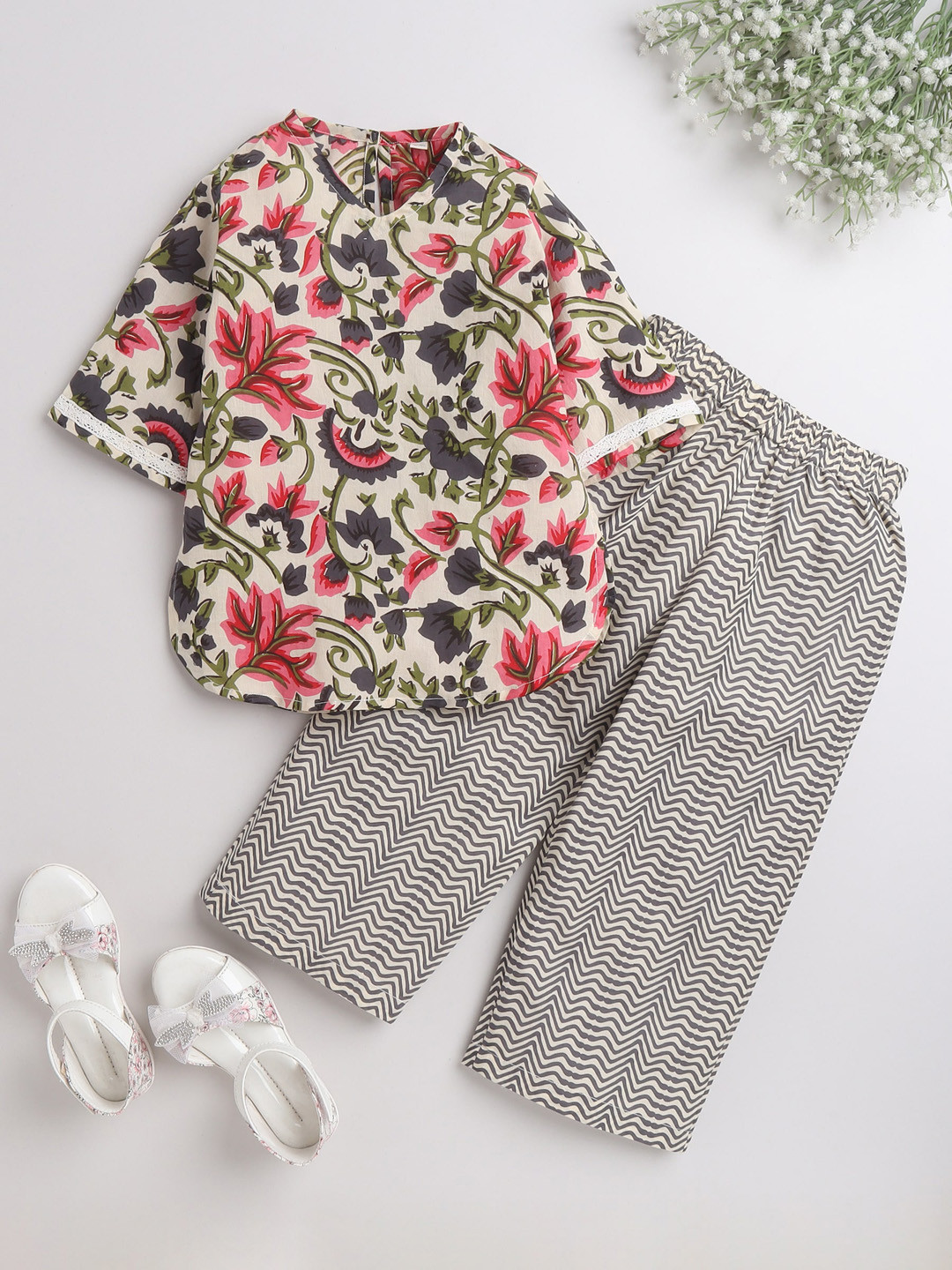 

The Magic Wand Girls Cream-Coloured & Grey Printed Pure Cotton Night suit