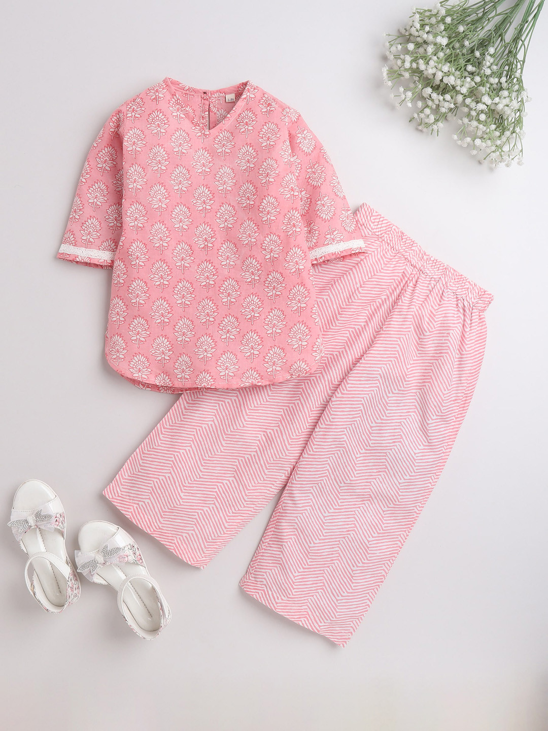 

The Magic Wand Girls Pink & White Printed Night suit